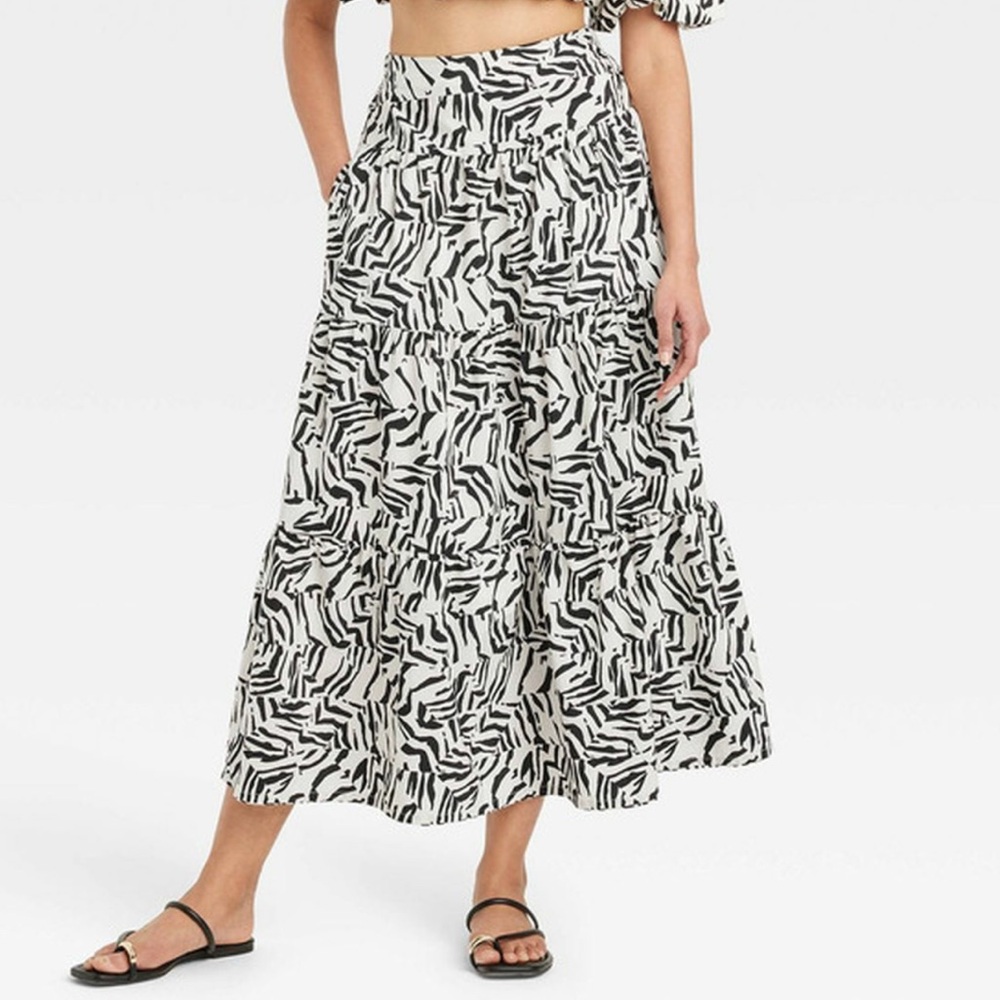 EUC A New Day Taffeta Black and White Patterned Women's Skirt medium